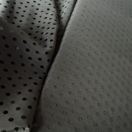 Krepdešín šedý s perforovanými puntíky